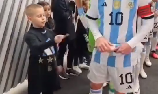VIDEO: Un niño le regaló estampas del Mundial a Lionel Messi y el Dibu Martínez las guardó en las calcetas para jugar