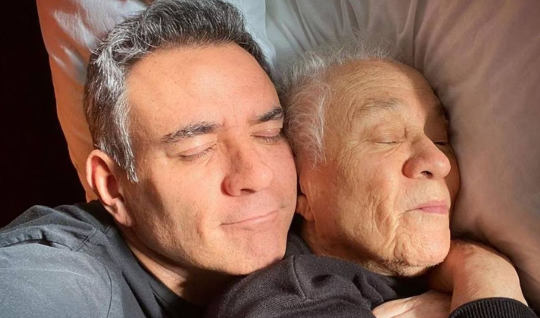 Héctor Sandarti de luto, muere su madre a cuatro días de cumplir 90 años