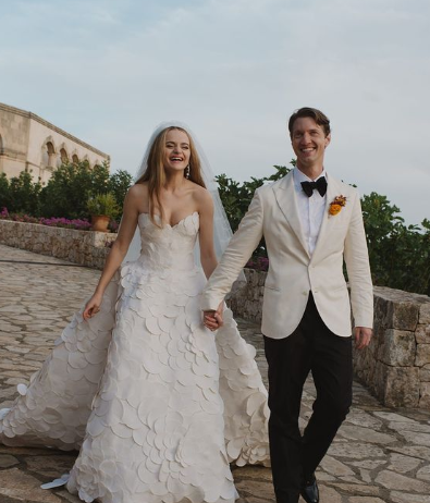 Joey King y Steven Piet se casaron en una preciosa ceremonia en una isla española