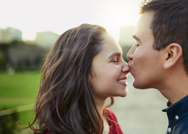 ¿Qué significa cuando tu pareja te da besos en la nariz?