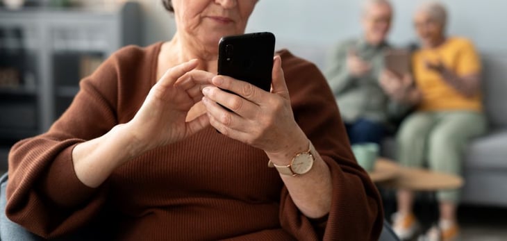 Adultos mayores que usan internet tienen menos riesgo de demencia
