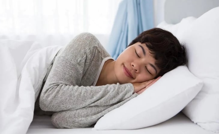 ¿Cuál es la mejor posición para dormir con dolor de estómago?