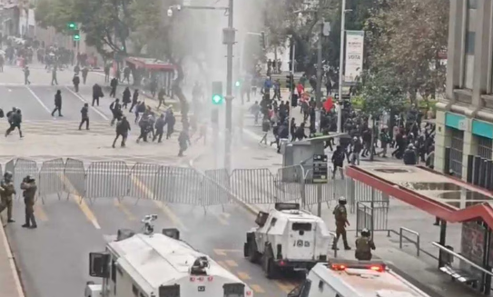En medio de protestas por los 50 años del golpe de Estado, inicia visita de AMLO a Chile