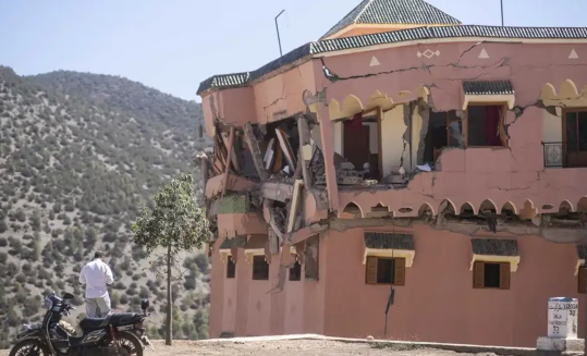 Réplica de magnitud 3.9 remece Marruecos mientras los rescatistas buscan sobrevivientes