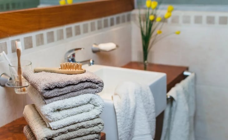Por qué debes lavar tus toallas de baño 