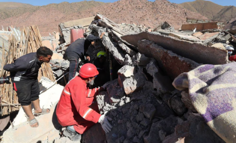 Soldados y rescatistas tratan de llegar a localidades remotas devastadas por el sismo en Marruecos