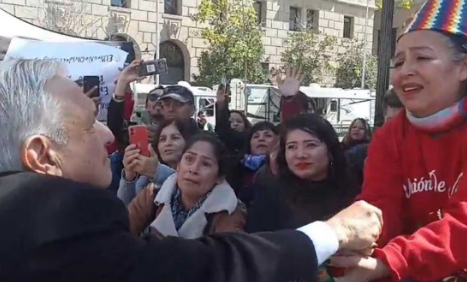 VIDEO: '¡Es un honor estar con Obrador!'; AMLO se conmueve al recibir elogios y regalos de seguidores en Chile