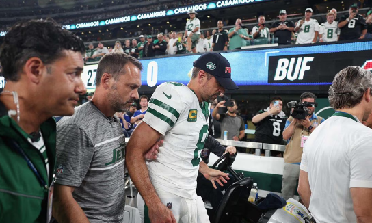 VIDEO: Así fue la jugada donde Aaron Rodgers sufrió la lesión en su debut con los Jets