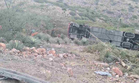 Autobús cae a un barranco en San Luis Potosí; hay 10 muertos