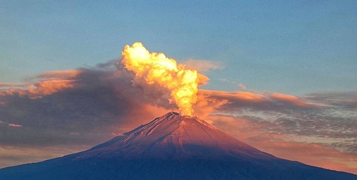 VIDEO: El Popocatépetl arranca este martes con una gran explosión y fumarola