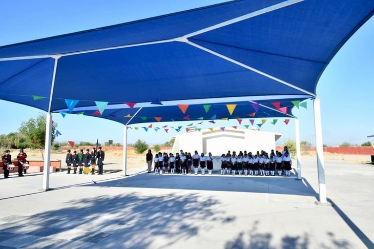 Ayuntamiento entrega segundo techo de malla sombra en primaria