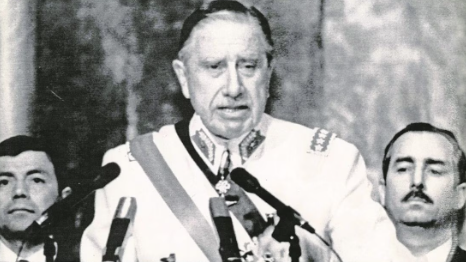 España retira condencoración militar otorgada por Franco a Pinochet hace más de 40 años