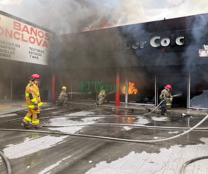 Voraz incendio arrasa con negocio de Super Colchones de Monclova