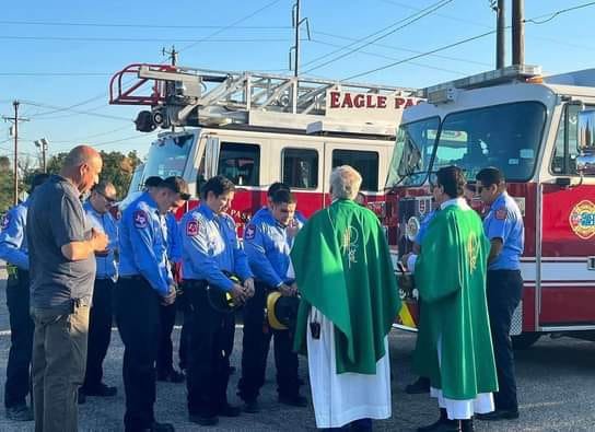 Bomberos de Eagle Pass reciben bendición 
