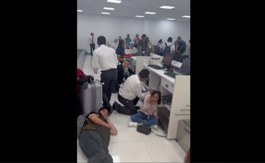 Balacera afuera de la Terminal 1 del AICM; dos policías heridos y un sujeto detenido
