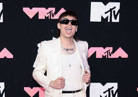 Peso Pluma llega en traje blanco a los MTV Video Music Awards 2023