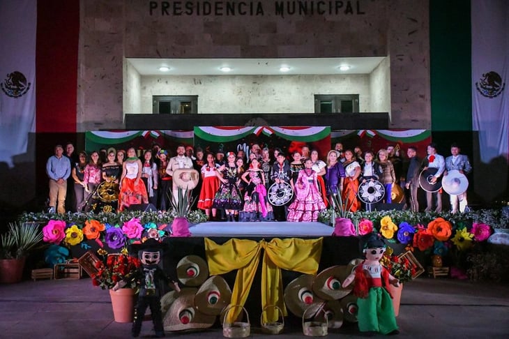 La alcaldesa premia a participantes de  'Canciones Mexicanas'