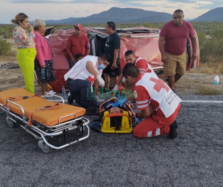 Dos adultos y un niño terminaron lesionados en aparatosa volcadura 