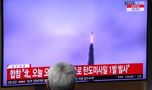 Corea del Norte dispara misil balístico hacia el mar de Japón, informa Surcorea
