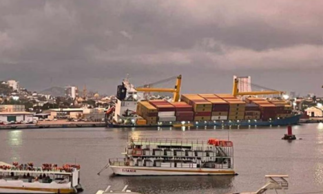 Barco queda inclinado en puerto de Mazatlán por fuga de agua; actividades marítimas fueron suspendidas