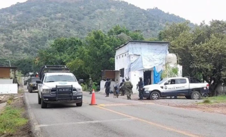 Reitera AMLO postura contra autodefensas en Michoacán ante violencia; señala a Felipe Calderón de iniciarla