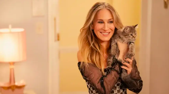Sarah Jessica Parker adopta a su gato de 'Just Like That' y otros actores que no han podido resistirse a sus mascotas en series