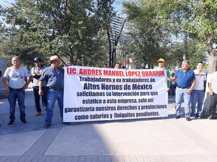 Ex trabajadores y trabajadores de AHMSA se manifiestan en la plaza