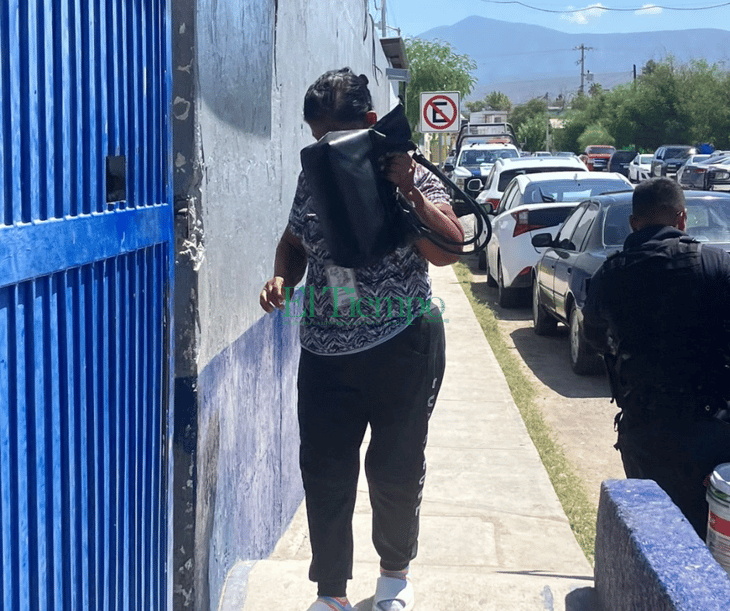 Inspector municipal de Monclova manda a detener a mujer lavacoches 
