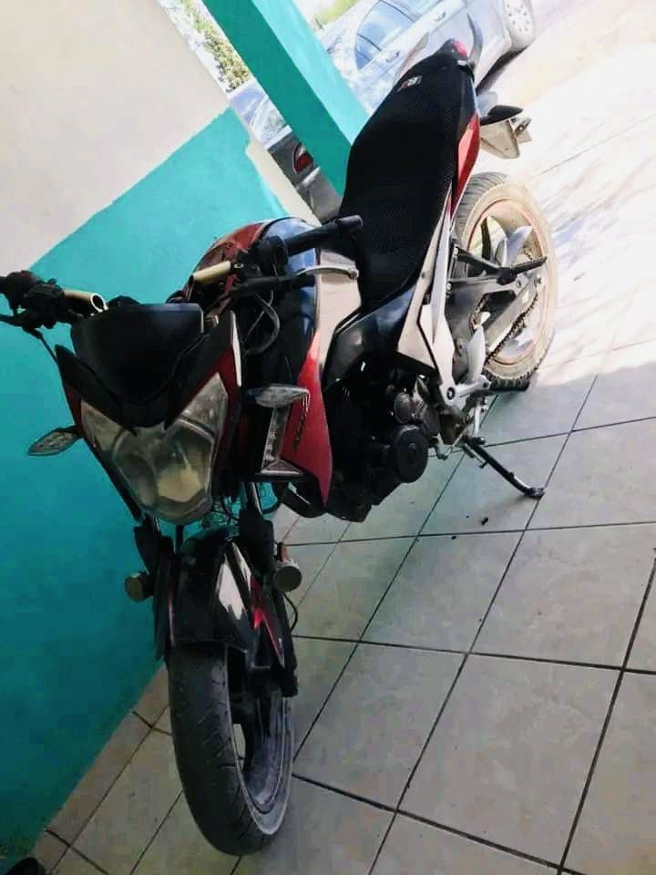 Ladrones roban motocicleta del estacionamiento de Cenit Fabricaciones