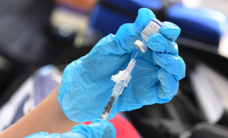 OMS recomienda vacunar contra el Covid-19 a grupos vulnerables ante ola de contagios
