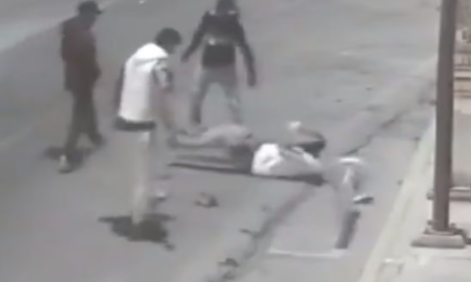 VIDEO: 3 sujetos golpean y apedrean en la cabeza a Alan Mora en Acolman, Edomex