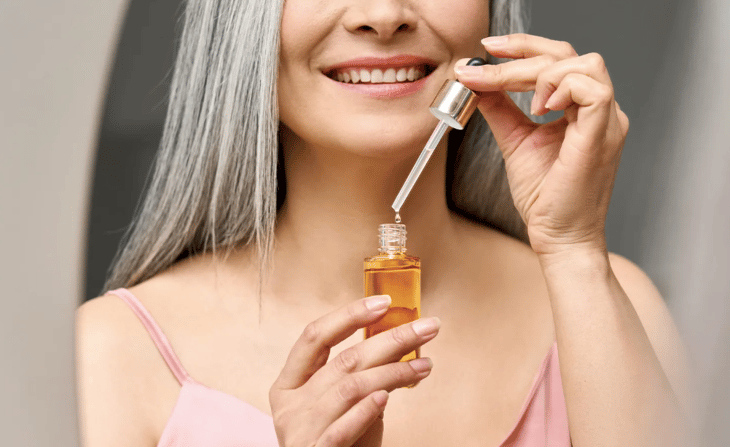 Aceites esenciales en el shampoo para neutralizar el tono de las canas