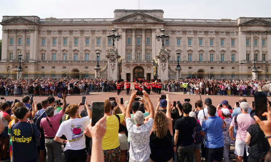 Detienen a un hombre por intentar entrar en caballerizas reales del Palacio de Buckingham