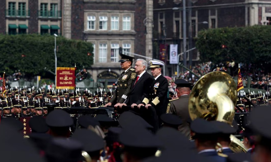 AMLO encabeza desfile cívico militar por el 213 aniversario del inicio de Independencia