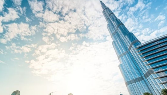 Edificio más alto del mundo en Dubái se pinta con los colores de la bandera mexicana