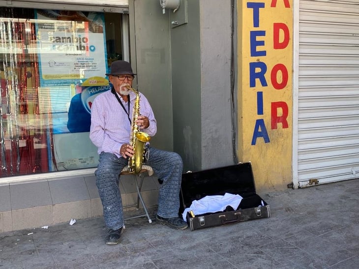 Reynaldo cautiva a la comunidad con el ritmo de su saxofón 