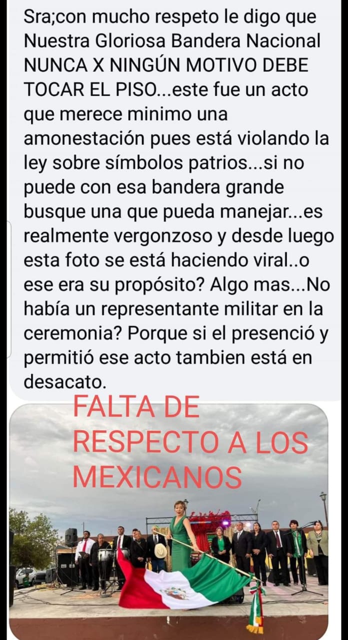 Alcaldesa de Múzquiz trapea el piso con bandera de México