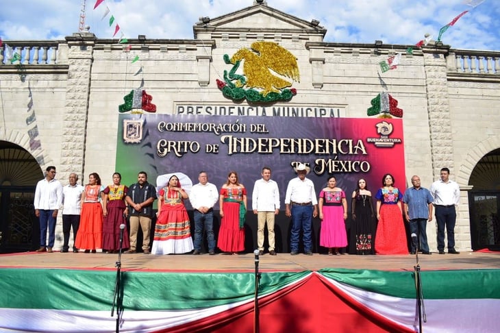 Encabeza Hugo Lozano desfile patrio en San Buenaventura