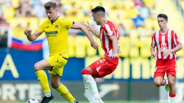 Almería pierde de último minuto contra el Villarreal, con César Montes como titular