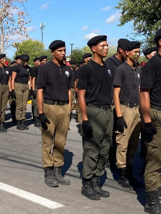 Se encuadra al ejército estudiante del CECYTEC militarizado