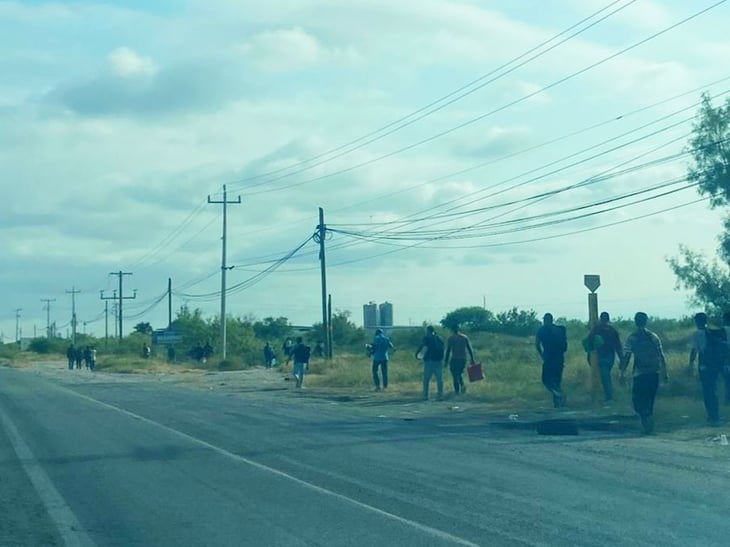 Migrantes invaden carretera 57 al tratar de llegar a la frontera y corren alto riesgo