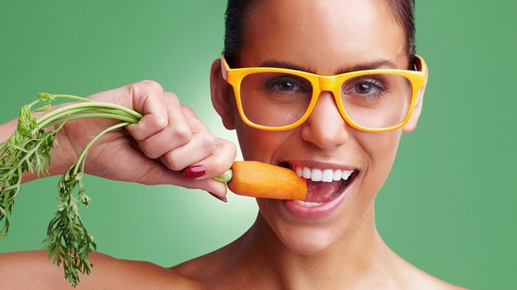 ¿Comer zanahoria mejora la vista?