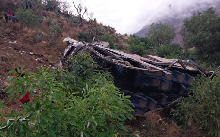 Mueren 24 personas al caer autobús a un abismo en Perú 