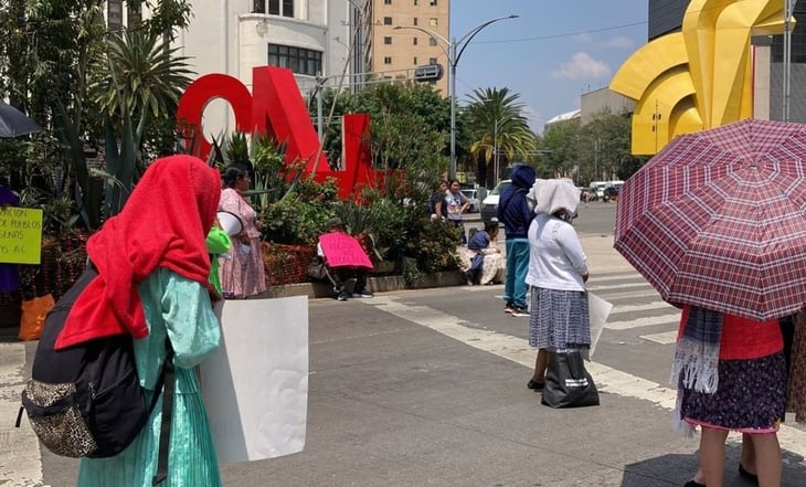Indígenas mazahuas bloquean carriles centrales de Reforma al cruce con Bucareli en demanda de vivienda