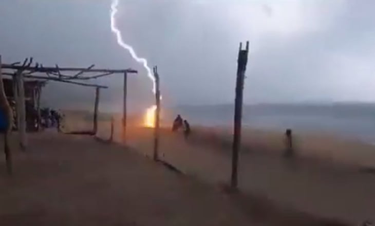 VIDEO: Dos personas son alcanzadas por un rayo en playa de Aquila, Michoacán