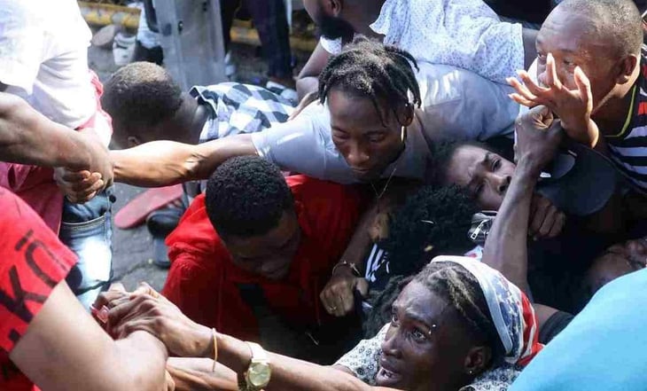 Señalan a migrantes haitianos por 'incidente', tras estampida en oficinas de Comar en Tapachula