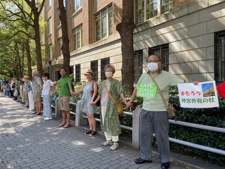Manifestantes en Tokio marchan para exigir la modificación de un plan de urbanización