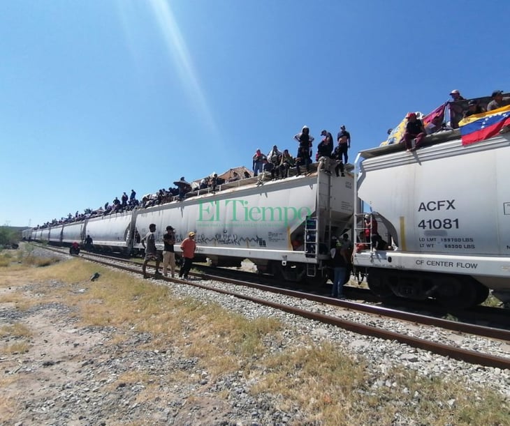 Ferromex resignado a que migrantes viajen en tren; humanamente dejan vagones abiertos y conducen despacio