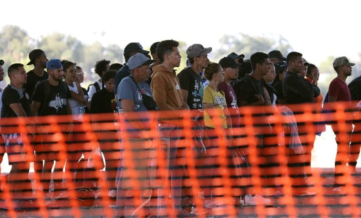 Declaran emergencia por ola de migrantes sin precedentes en Eagle Pass, Texas; cierran puente internacional