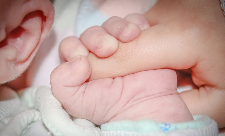 Bebé nace con 26 dedos en India y es comparada con una 'diosa reencarnada'